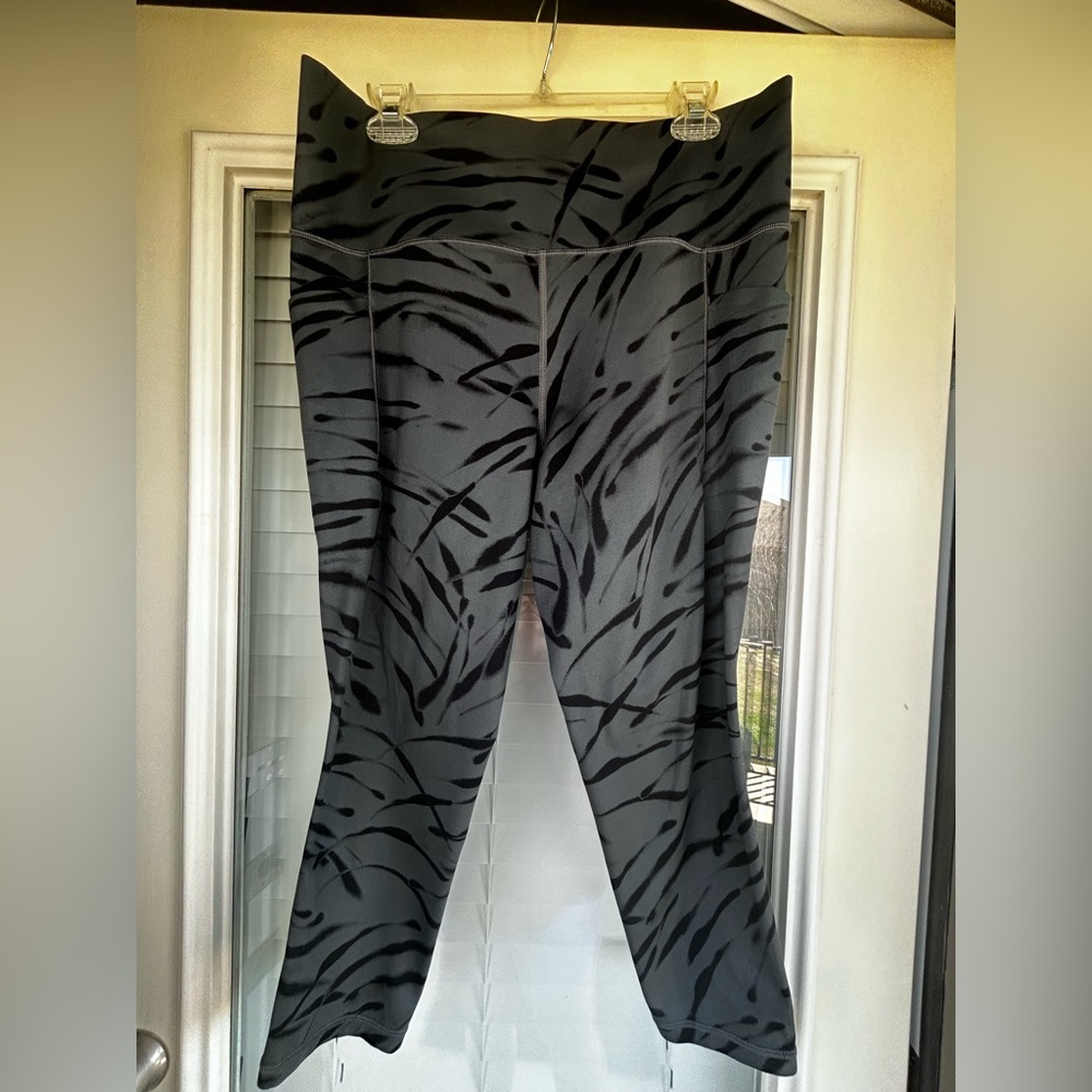 Athleta salutation stash 7/8 length XL Black and Gray Patterned leggings